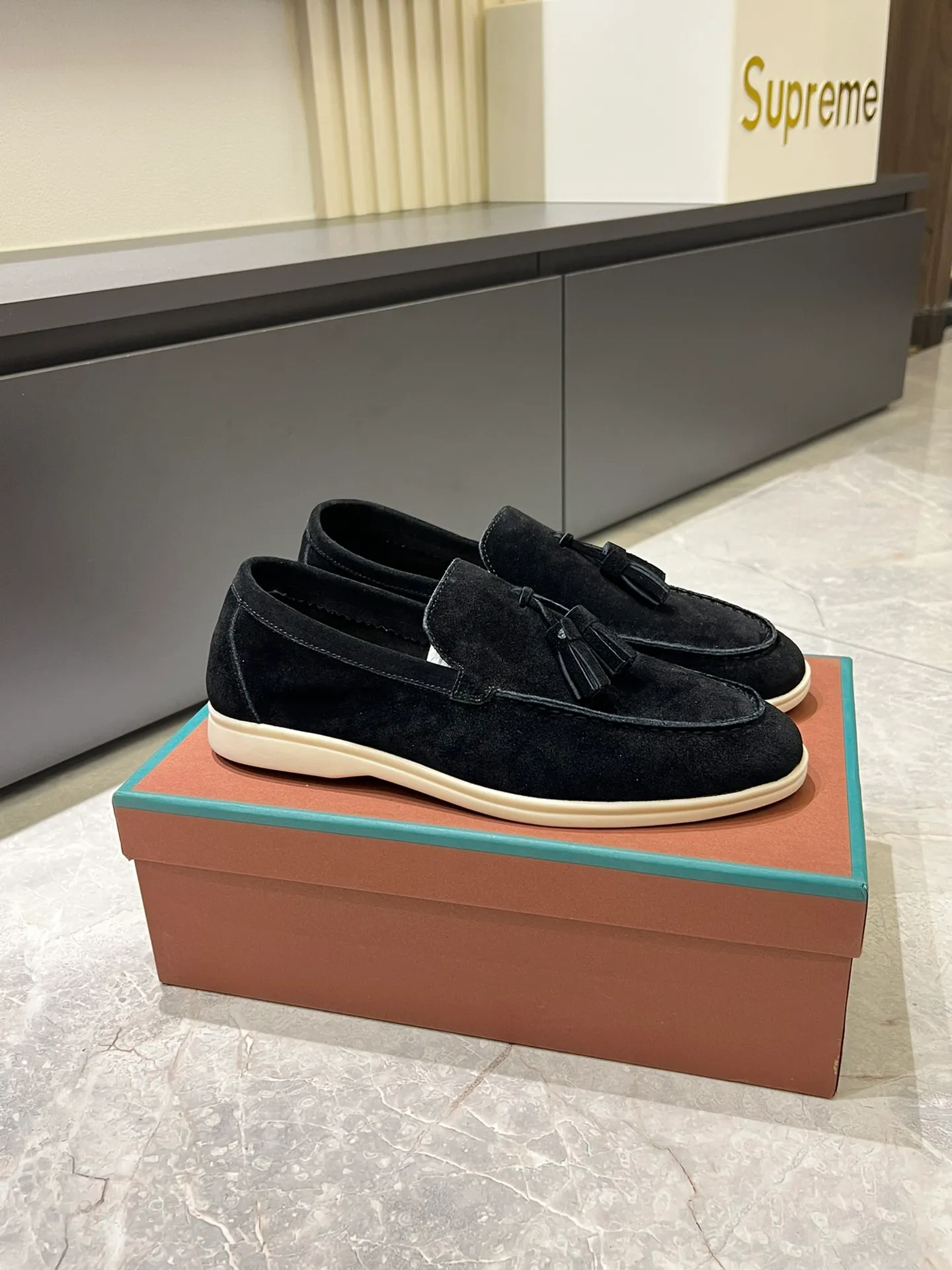 Men's shoes 💰p360 "Loro men's shoes 💰pian'*" Classic L men's shoes for couples 💰p Top version British flat loafers, a must-have item in old money style, the minimalist design is eye-catching and durable, a plus point for dressing The soft foot feel and texture are outstanding. They don’t scratch your feet and are very nice. They are matched with soft and waxy soles. They can be worn daily for a long time without getting tired. They are easy to wear, versatile and classic items, with perfect foot feel and texture! Imported cashmere fabric, the lining is made of imported A-grade water-dyed cow lining, the top version of the genuine leather midsole is sewn with pure handmade mark thread! Size: Female 35-40 (34. Customized) Male 38-44 (45.46. Customized)